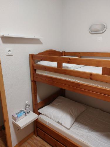 une chambre avec deux lits superposés dans une pièce dans l'établissement Studio 4 personnes au pied des pistes, à Chamrousse
