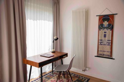 escritorio y silla en una habitación con ventana en Sommerfrische Uckermark, en Warnitz