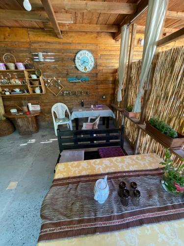 Ruang duduk di Casa Trandafirilor