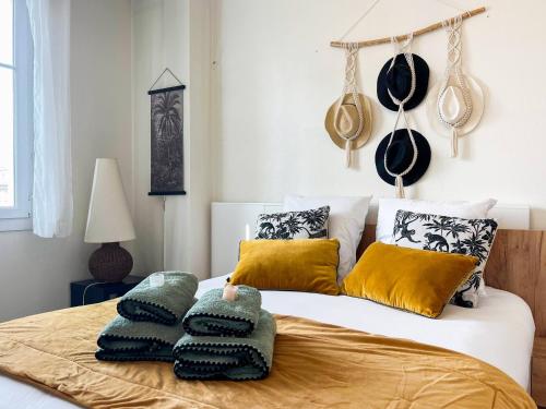 - une chambre avec un lit doté d'oreillers jaunes et noirs dans l'établissement L'artiste - Centre ville - Gare - Spacieux, à Rennes