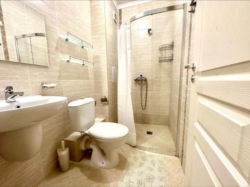 サニービーチにあるMessembria Resort - Menada Apartmentsのバスルーム(トイレ、洗面台、シャワー付)