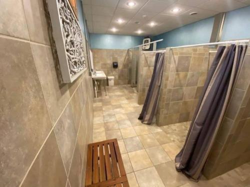 Phòng tắm tại Vintage Minnow for 2 Houseboat