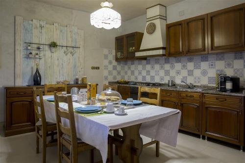 Kuchyňa alebo kuchynka v ubytovaní B&B LELLA