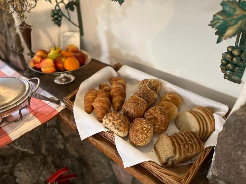 una bandeja de pan y bollería en una mesa en Dedek Park - historyczny dworek w pięknym Parku Skaryszewskim obok Stadionu Narodowego en Varsovia