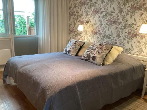 Sandsjöfors的住宿－Holiday home SANDSJÖFORS，卧室内的一张带两个枕头的床