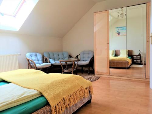 1 dormitorio con 1 cama y sala de estar en FLORIAN - tuż przy plaży, en Mielno