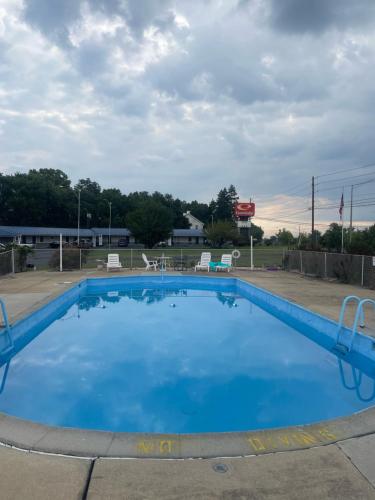 uma grande piscina com água azul num parque de estacionamento em Econo Lodge em Mechanicsburg