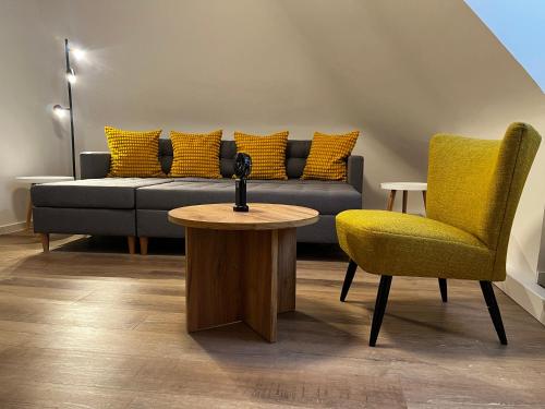 ガッゲナウにあるCity-Designapartmentのソファと椅子2脚のあるリビングルーム