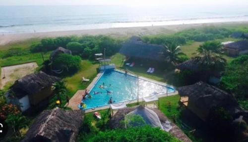 - une vue sur la piscine située à côté de la plage dans l'établissement Kamala Surf & Backpacker Hostel, à Montañita