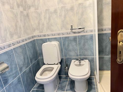 y baño con aseo y bidet. en Quinta Escondida da Avessadas, 