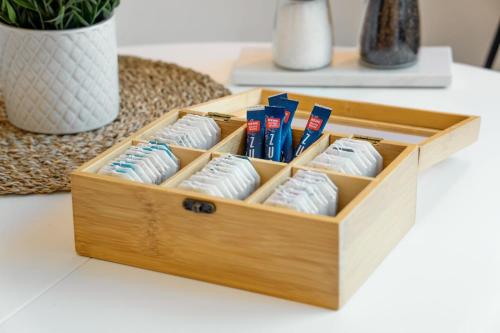 a wooden box filled with toothbrushes on a table at Studio Apartment am Kurpark in Bad Segeberg