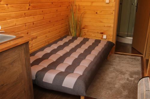 a room with a bench in the corner of a kitchen at Zoo park Ranč Aladin - Glamping apartment in Mirna