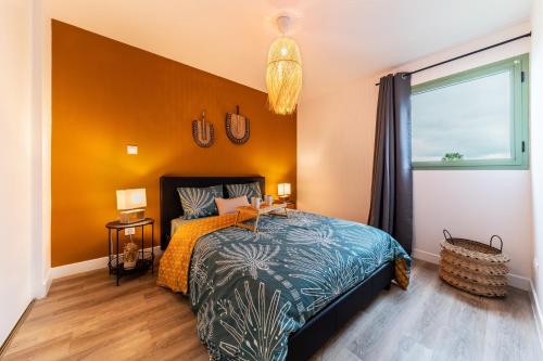 a bedroom with a bed and a window at Appartement spacieux avec vue in Le Tampon