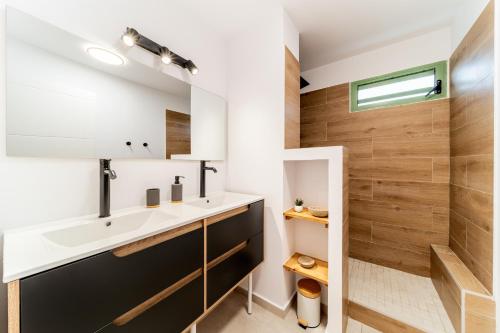 a bathroom with a sink and a shower at Appartement spacieux avec vue in Le Tampon
