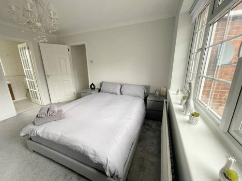 Postel nebo postele na pokoji v ubytování Cosy and Spacious 4 bedroom Gem in Watford