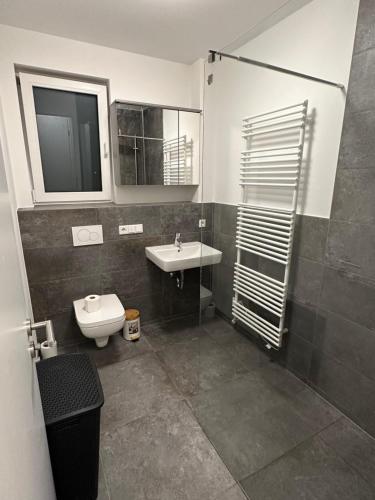 y baño con lavabo y aseo. en Moderne 1-Zi Stadtwohnung, en Aschaffenburg