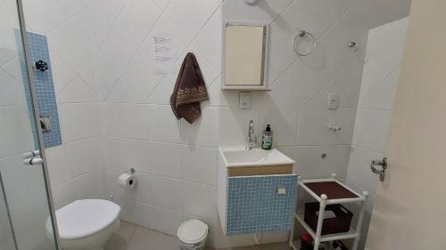 La petite salle de bains est pourvue de toilettes et d'un lavabo. dans l'établissement Apto 2 Quartos com Ar a 200m da Praia, à Florianópolis