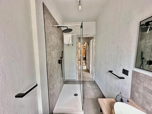 W łazience znajduje się prysznic ze szklanymi drzwiami. w obiekcie Alle porte della Reggia w mieście Venaria Reale
