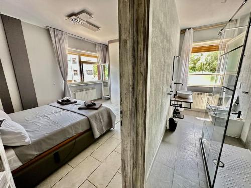 sypialnia z łóżkiem oraz łazienka z prysznicem w obiekcie Alle porte della Reggia w mieście Venaria Reale