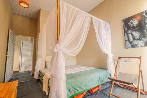 um quarto com uma cama e uma rede mosquiteira em Abaré floating Lodge em Manaus