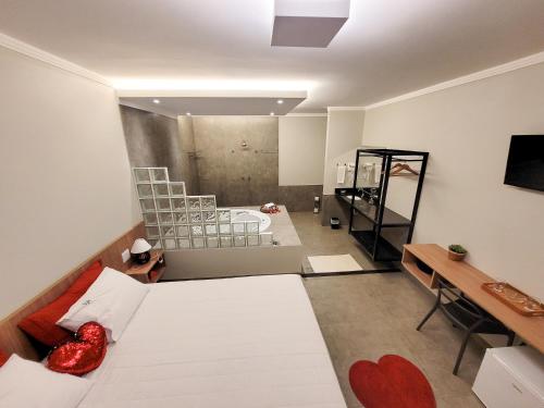 a large room with a bed and a bathroom at Hotel Pousada Parque das Águas in Olímpia