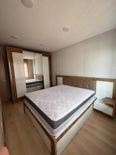 Un dormitorio con una cama grande en una habitación. en Your Home Away from Home!, en Kutaisi