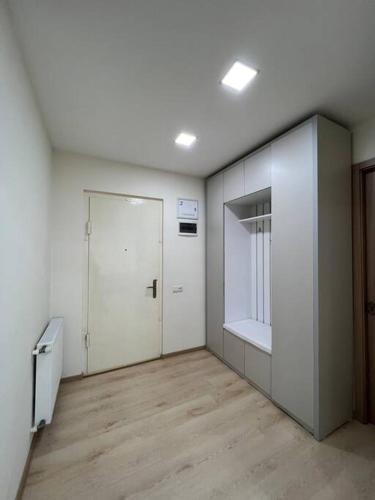 Habitación con pasillo con puerta y suelo en Your Home Away from Home!, en Kutaisi