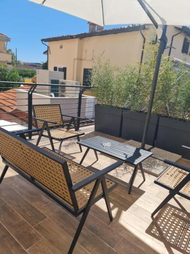 eine Gruppe Stühle und ein Tisch auf dem Balkon in der Unterkunft Hotel Miratorre superior in Pisa