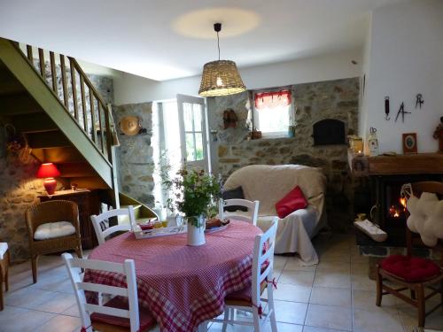 une salle à manger avec une table et un tissu de table rose dans l'établissement Gite d'Appy, aux Cabannes
