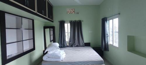 Postel nebo postele na pokoji v ubytování Gaur Homestay Deluxe AC Apartments