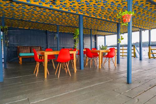 een groep tafels en stoelen onder een paviljoen bij Abaré floating Lodge in Manaus