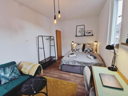 - une chambre avec un lit et un canapé dans l'établissement CASA PINEAPPLE - ZENTRAL - SBAHN - NETFLIX - UNIQUE, à Mettingen