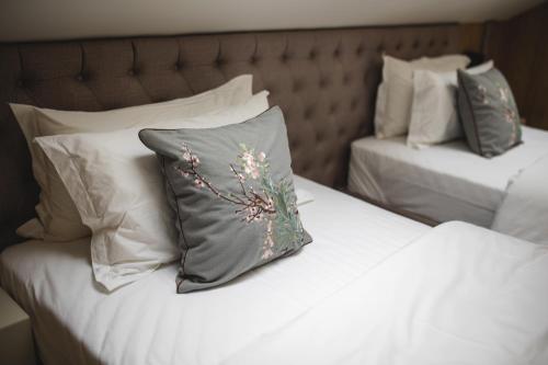 a bed with two pillows on top of it at Apartmanski smestaj King Bo in Niš