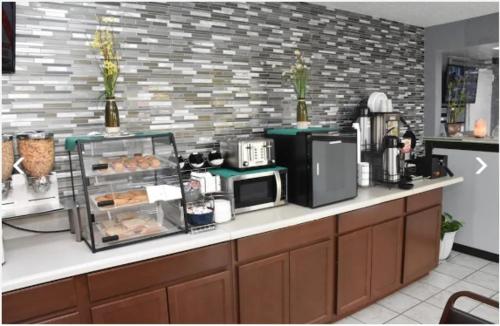 Una cocina con encimera con encimera. en Americas Best Value Inn Saint George, en Saint George