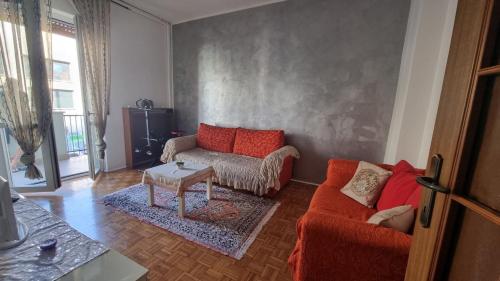 - un salon avec un canapé et une table dans l'établissement lacasettadiAlice, à Cerro Maggiore