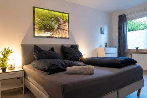מיטה או מיטות בחדר ב-#411 Comfort-Wohnung in Mülheim
