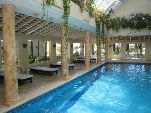 una piscina en un edificio con piscina en Green Park penthouse 2 dormitorios en Punta del Este