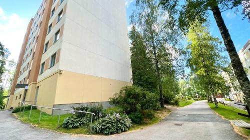 um edifício ao lado de uma rua em Paradise em Tampere