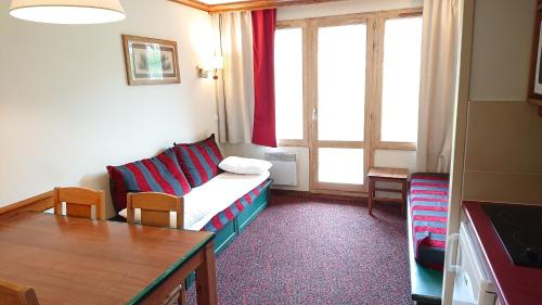 un salon avec un canapé et une table dans l'établissement Plagne Soleil - Montsoleil -Ski aux pieds-5 personnes, à Plagne Villages