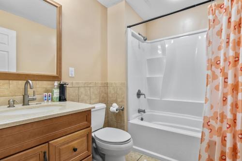 y baño con aseo, lavabo y ducha. en The Pink Room near Yale Hospital/Bridegport en Bridgeport
