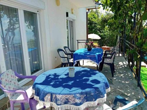 d'une terrasse avec une table et des chaises sur un balcon. dans l'établissement Gemütliches Ferienhaus in Elsani, à Elshani