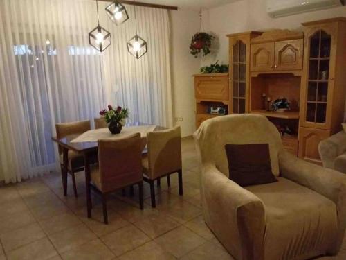 Χώρος καθιστικού στο Gemütliches Ferienhaus am Ohridsee !