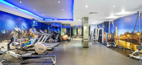un gimnasio con equipo cardiovascular en un edificio en Parliament House - Luxury Penthouse, en Londres