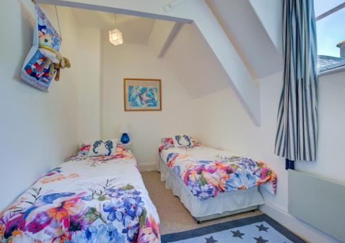a bedroom with two beds in a attic at The Retreat in Blackawton