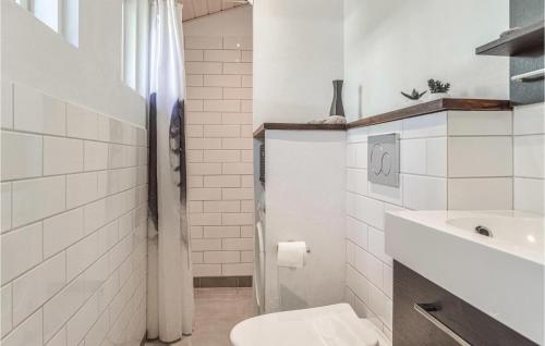 Baño blanco con aseo y lavamanos en Stunning Home In Jgerspris With 2 Bedrooms And Wifi, en Jægerspris