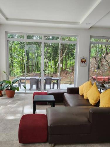 Posezení v ubytování Country Home w Private Pool at Antipolo