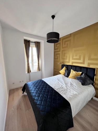 une chambre avec un grand lit avec une couette bleue dans l'établissement La Bulle Dorée, à Épernay