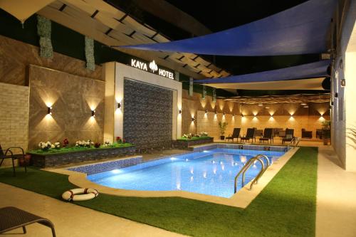 uma grande piscina num hotel com um resort em Kaya Hotel Amman em Amã