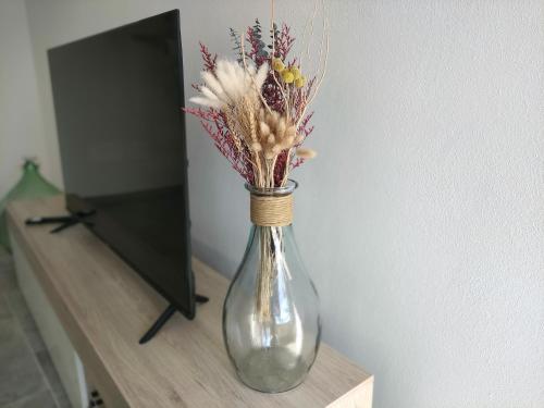 un vaso di vetro con dei fiori sul tavolo di Vara House 1890, near Cinque Terre a Beverino