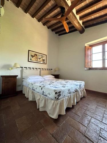 a bedroom with a large bed in a room at Agriturismo La Peschiera in Casole dʼElsa